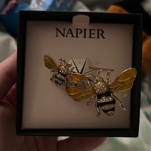 Bee pin